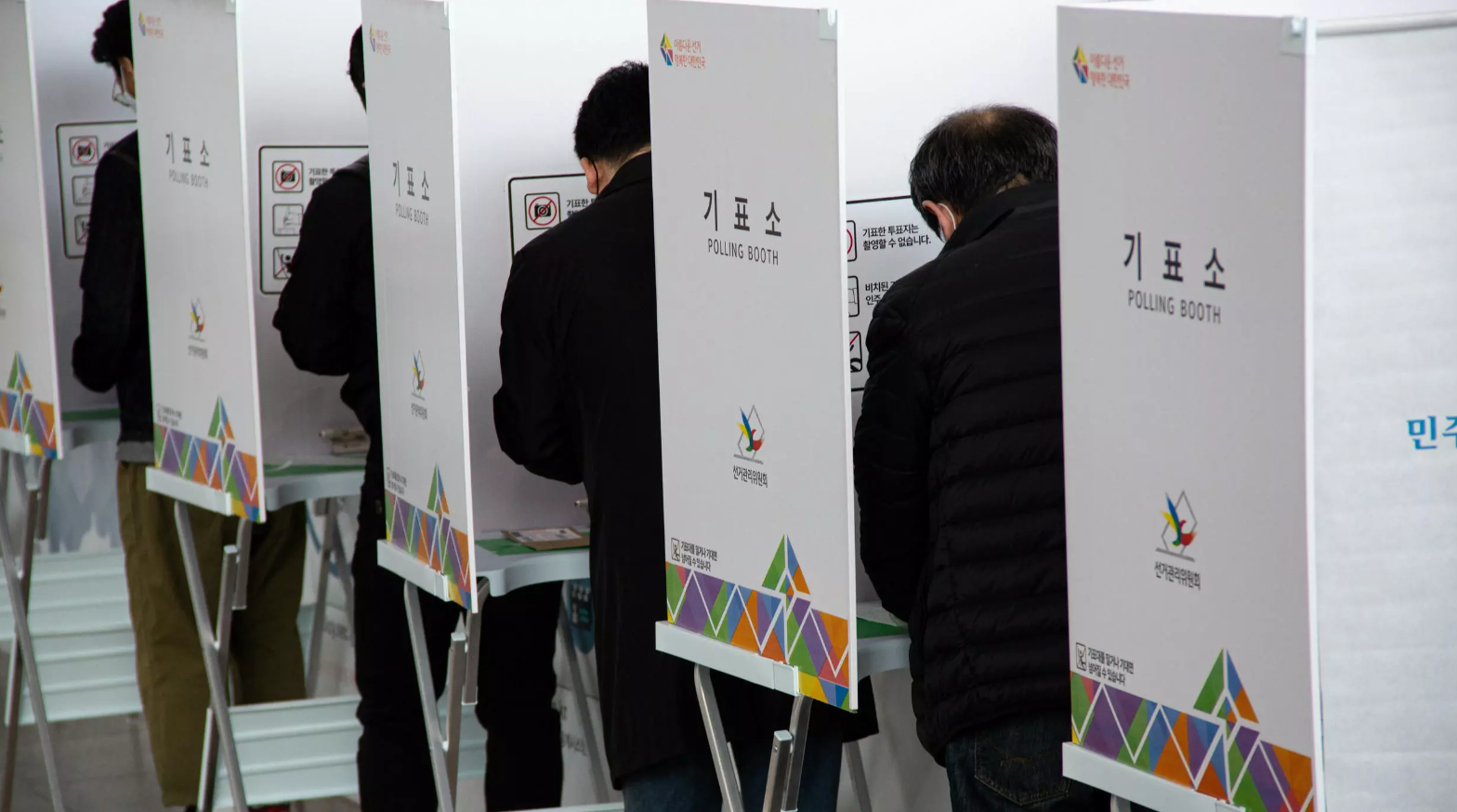  Varios votantes ejercen su derecho a voto anticipado en un colegio electoral en Seúl, Corea del Sur, el 10 de abril de 2020. © Jeon Heon-Kyun / EFE 